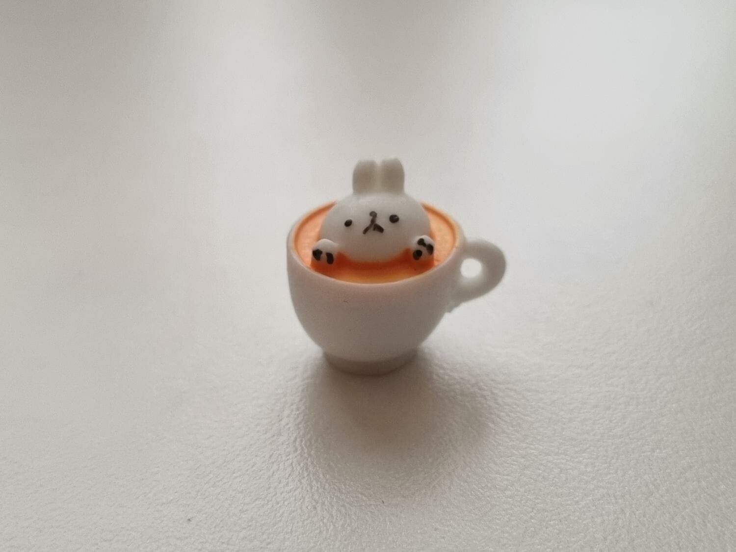 Handmålad liten kanin i en mugg / kopp - Miniatyr (1,7 cm hög)