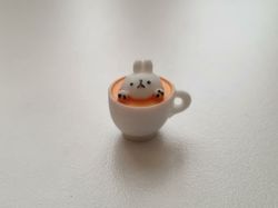 Handmålad liten kanin i en mugg / kopp - Miniatyr (1,7 cm hög)