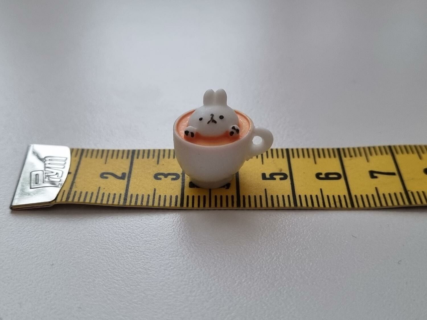 Handmålad liten kanin i en mugg / kopp - Miniatyr (1,7 cm hög)