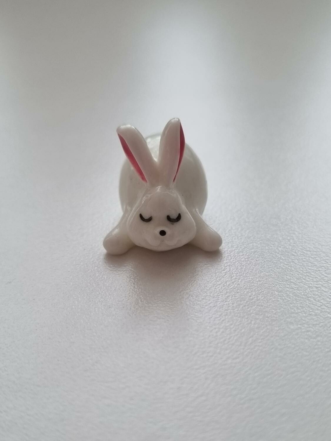 Handmålad kanin, miniatyr (1,6 cm hög)
