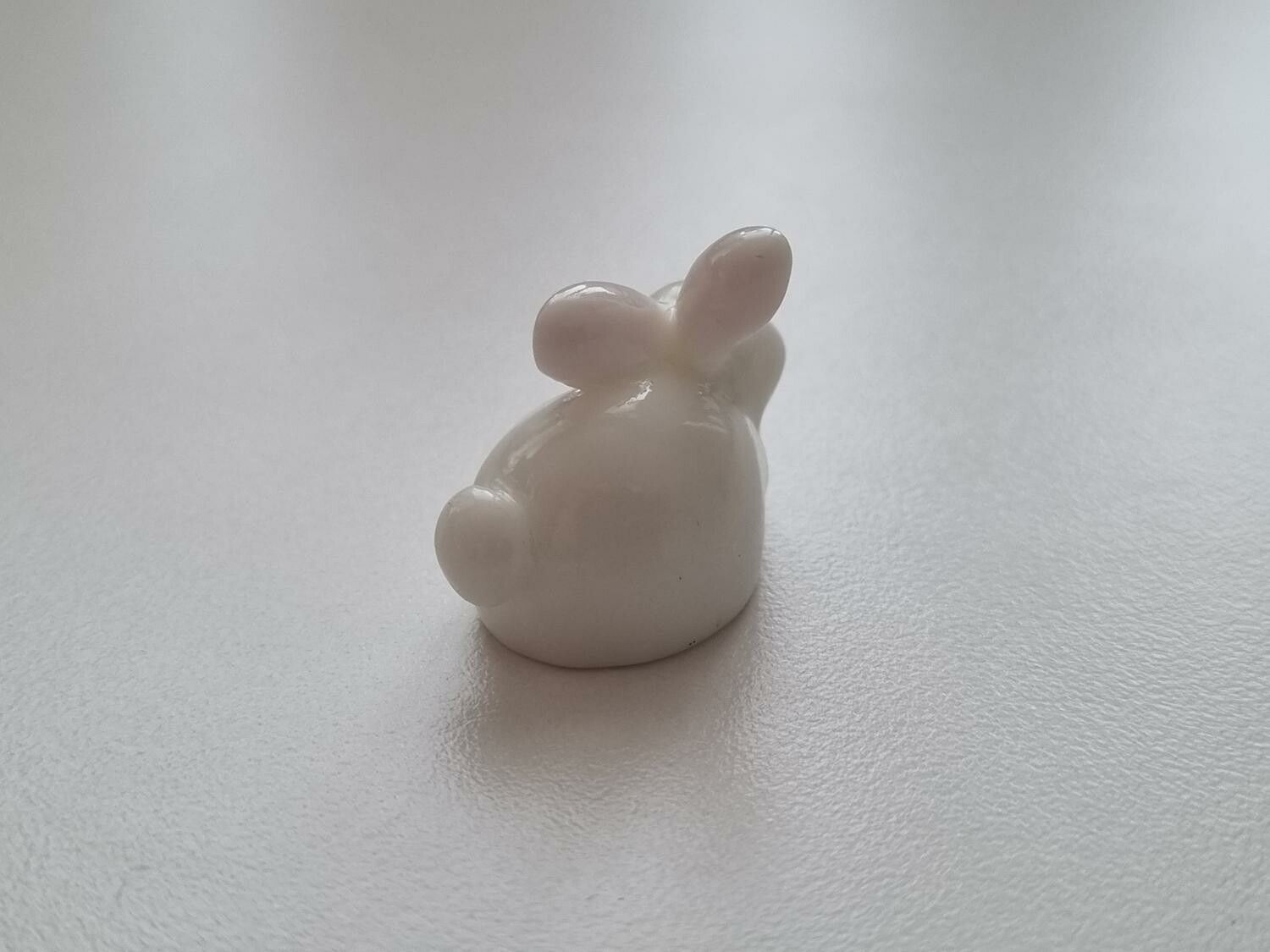 Handmålad kanin, miniatyr (2,1 cm hög)