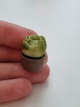Handmålad planta / växt i kruka, miniatyr (2,2 cm hög)