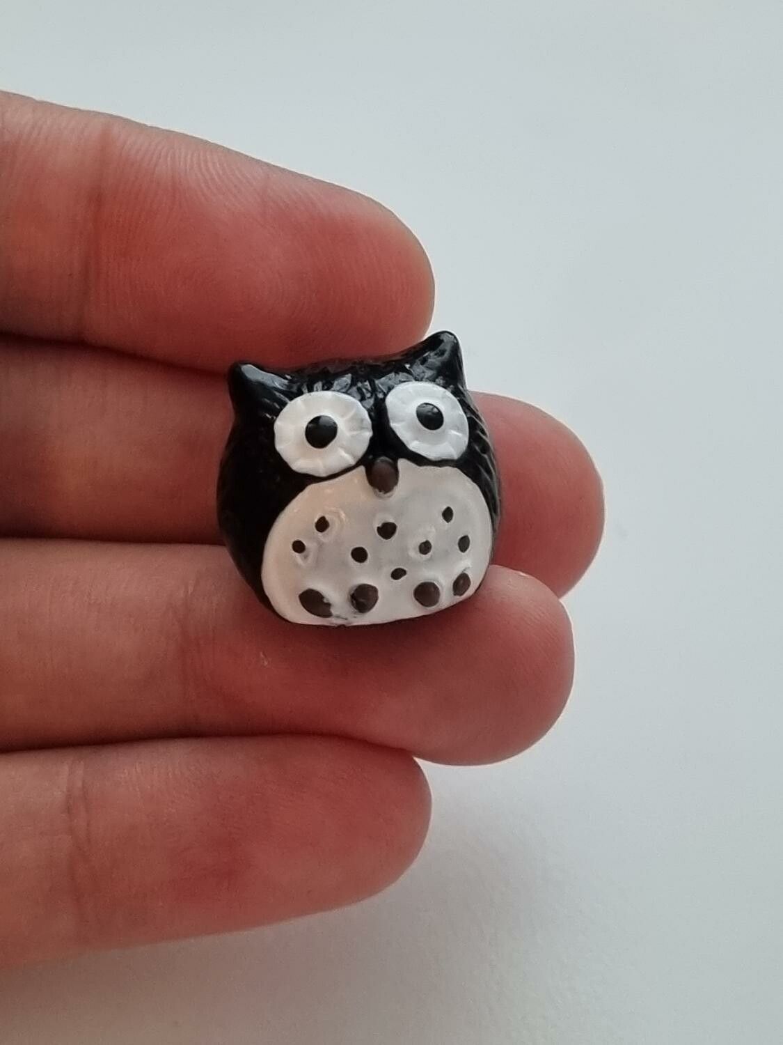 Handmålad uggla, miniatyr, miniatyruggla, miniuggla (1,9 cm hög - Svart)