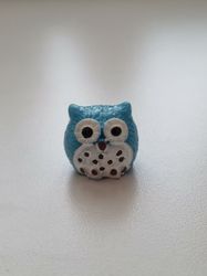 Handmålad uggla, miniatyr, miniatyruggla, miniuggla (1,9 cm hög - Blå)