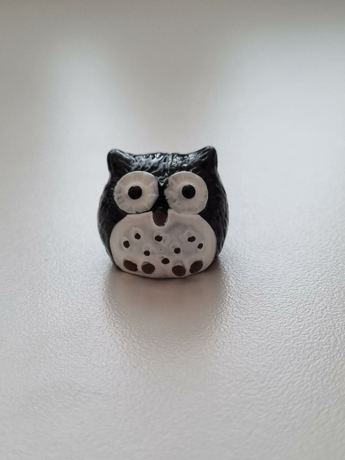 Handmålad uggla, miniatyr, miniatyruggla, miniuggla (1,9 cm hög - Svart)