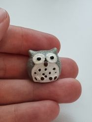 Handmålad uggla, miniatyr, miniatyruggla, miniuggla (1,9 cm hög - Grå)