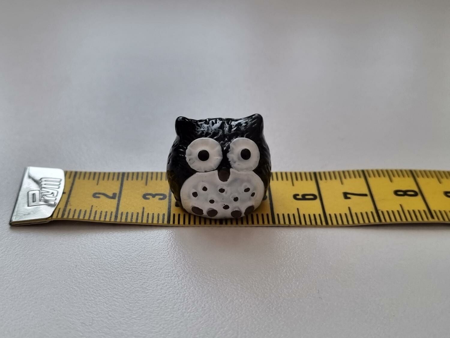 Handmålad uggla, miniatyr, miniatyruggla, miniuggla (1,9 cm hög - Svart)