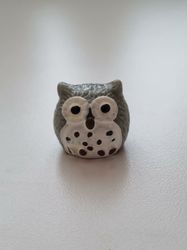 Handmålad uggla, miniatyr, miniatyruggla, miniuggla (1,9 cm hög - Grå)