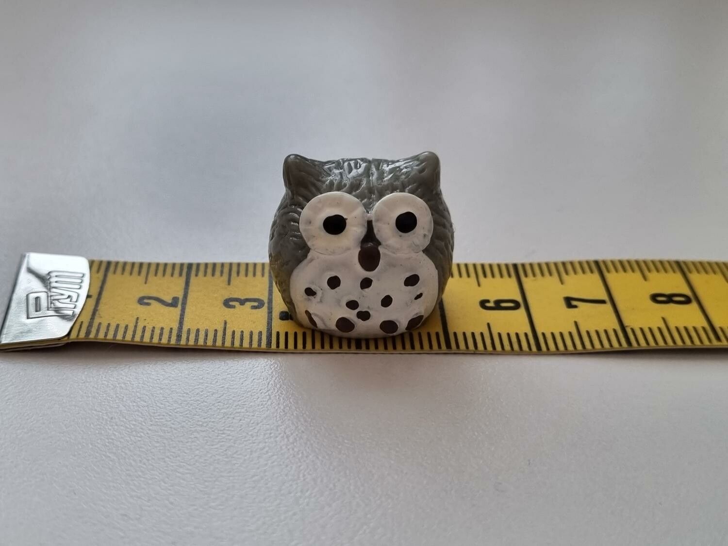 Handmålad uggla, miniatyr, miniatyruggla, miniuggla (1,9 cm hög - Grå)
