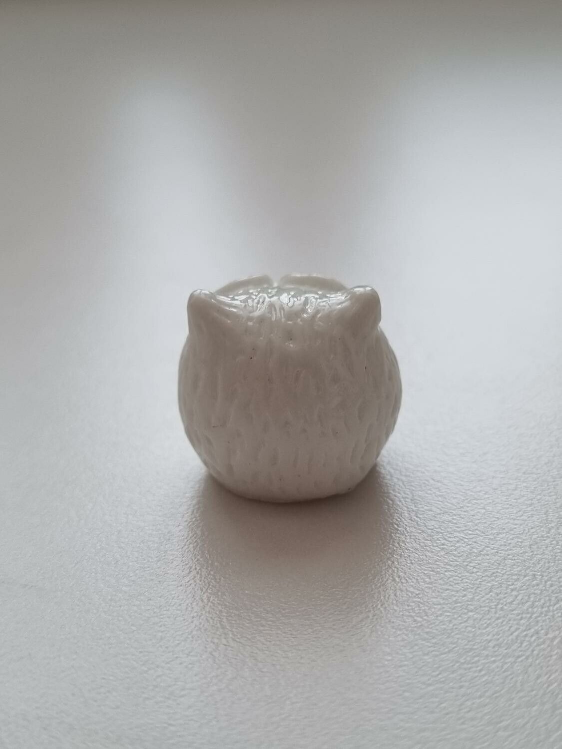Handmålad uggla, miniatyr, miniatyruggla, miniuggla (1,9 cm hög - Vit)