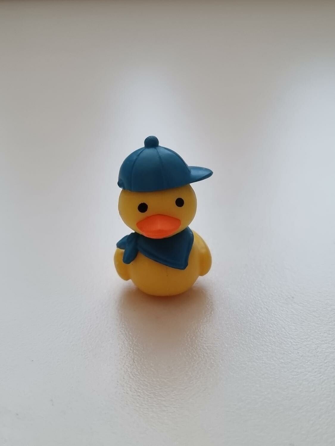 Miniatyr anka med keps, miniatyranka (2,5 cm hög)