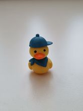 Miniatyr anka med keps, miniatyranka (2,5 cm hög)
