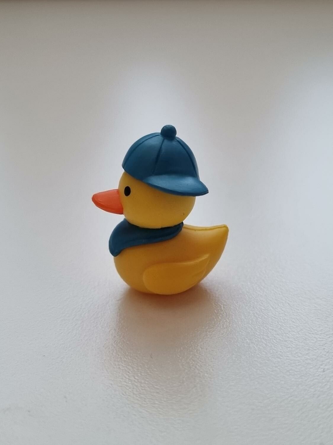 Miniatyr anka med keps, miniatyranka (2,5 cm hög)