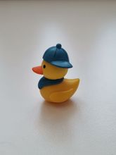 Miniatyr anka med keps, miniatyranka (2,5 cm hög)