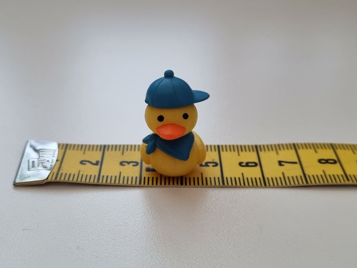 Miniatyr anka med keps, miniatyranka (2,5 cm hög)