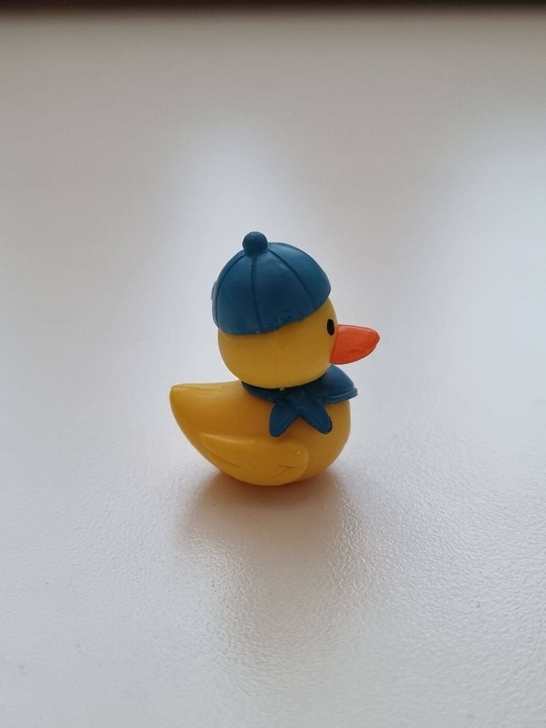 Miniatyr anka med keps, miniatyranka (2,5 cm hög)