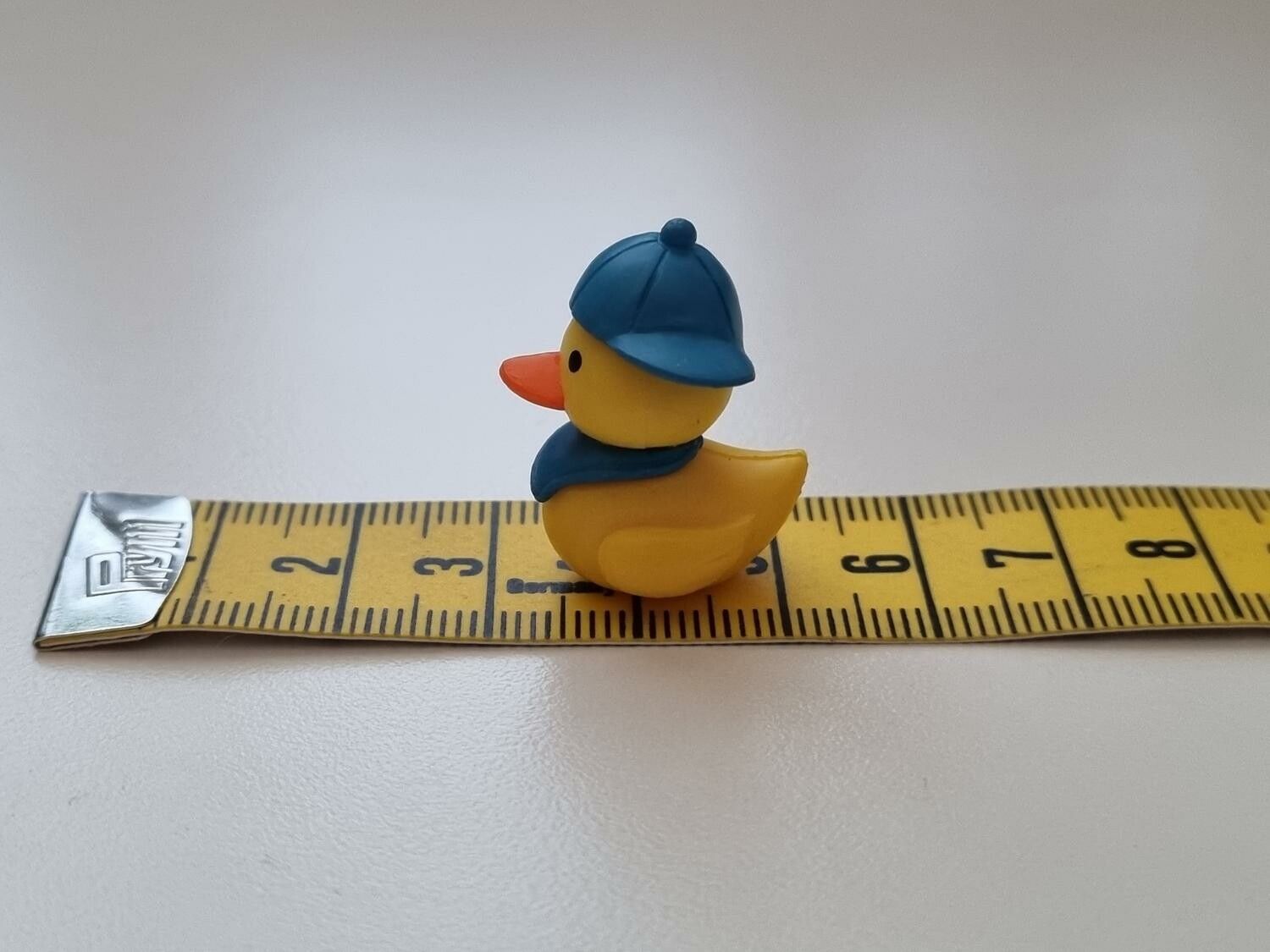 Miniatyr anka med keps, miniatyranka (2,5 cm hög)
