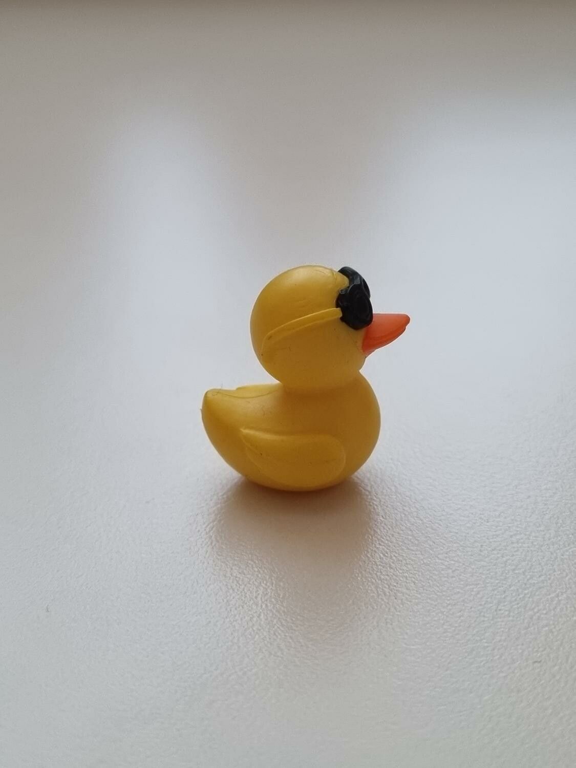 Miniatyr anka med glasögon, miniatyranka (2,1 cm hög)