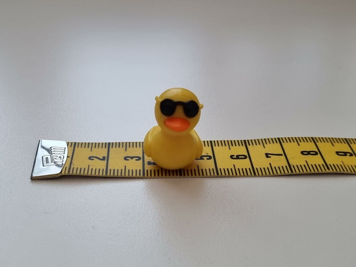 Miniatyr anka med glasögon, miniatyranka (2,1 cm hög)