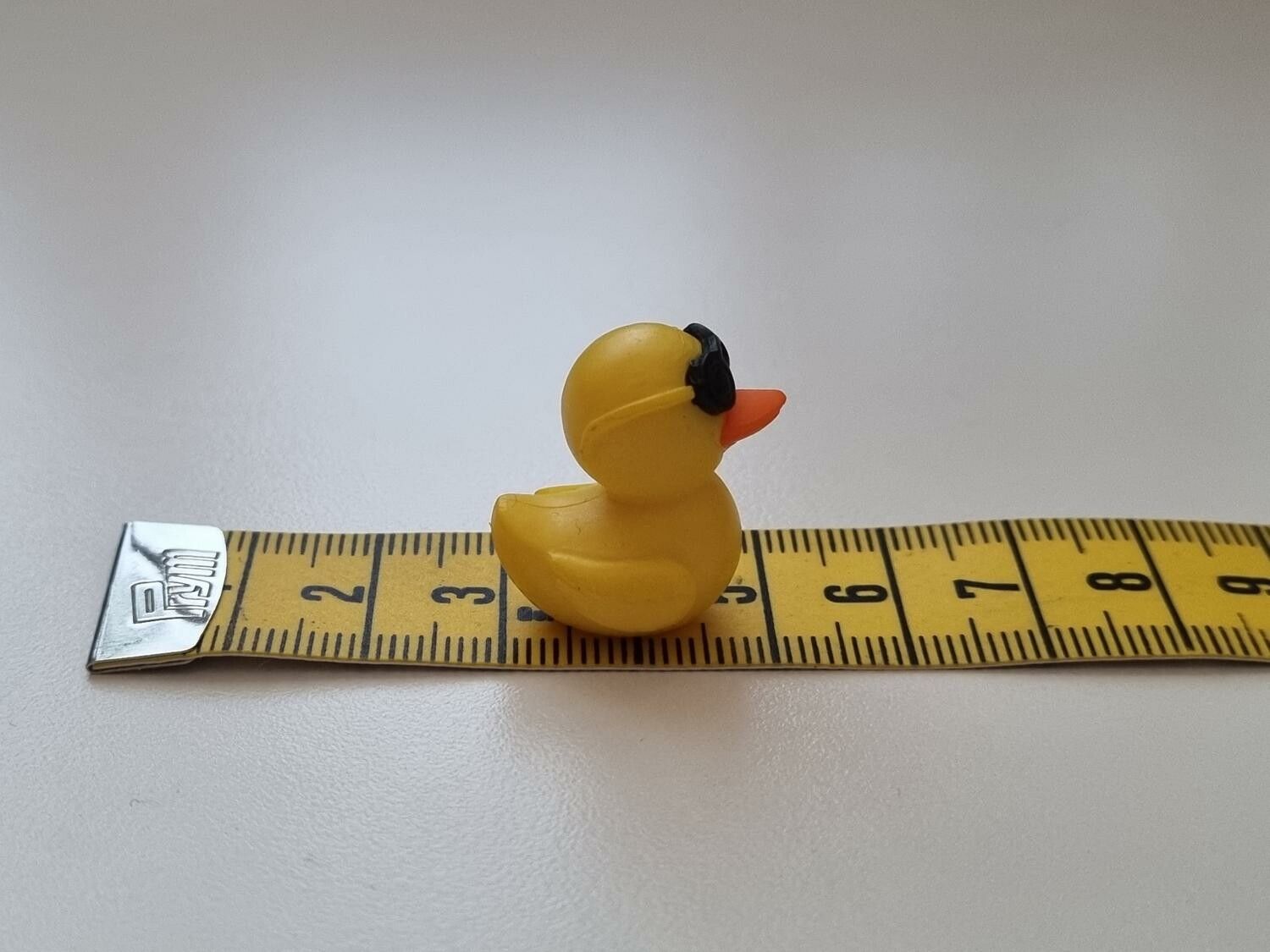 Miniatyr anka med glasögon, miniatyranka (2,1 cm hög)