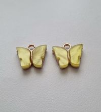 2 st fjärilar, fjärilsberlocker, charms berlock (Gul emalj)