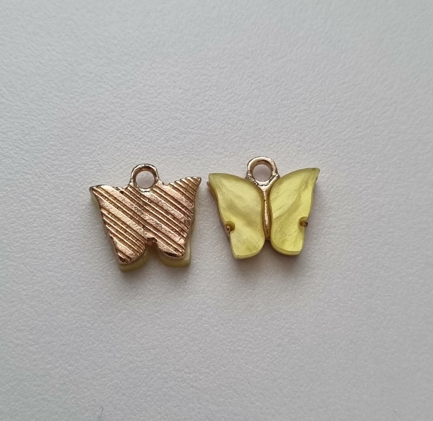2 st fjärilar, fjärilsberlocker, charms berlock (Gul emalj)