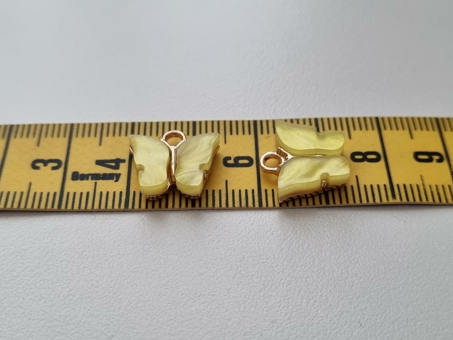 2 st fjärilar, fjärilsberlocker, charms berlock (Gul emalj)