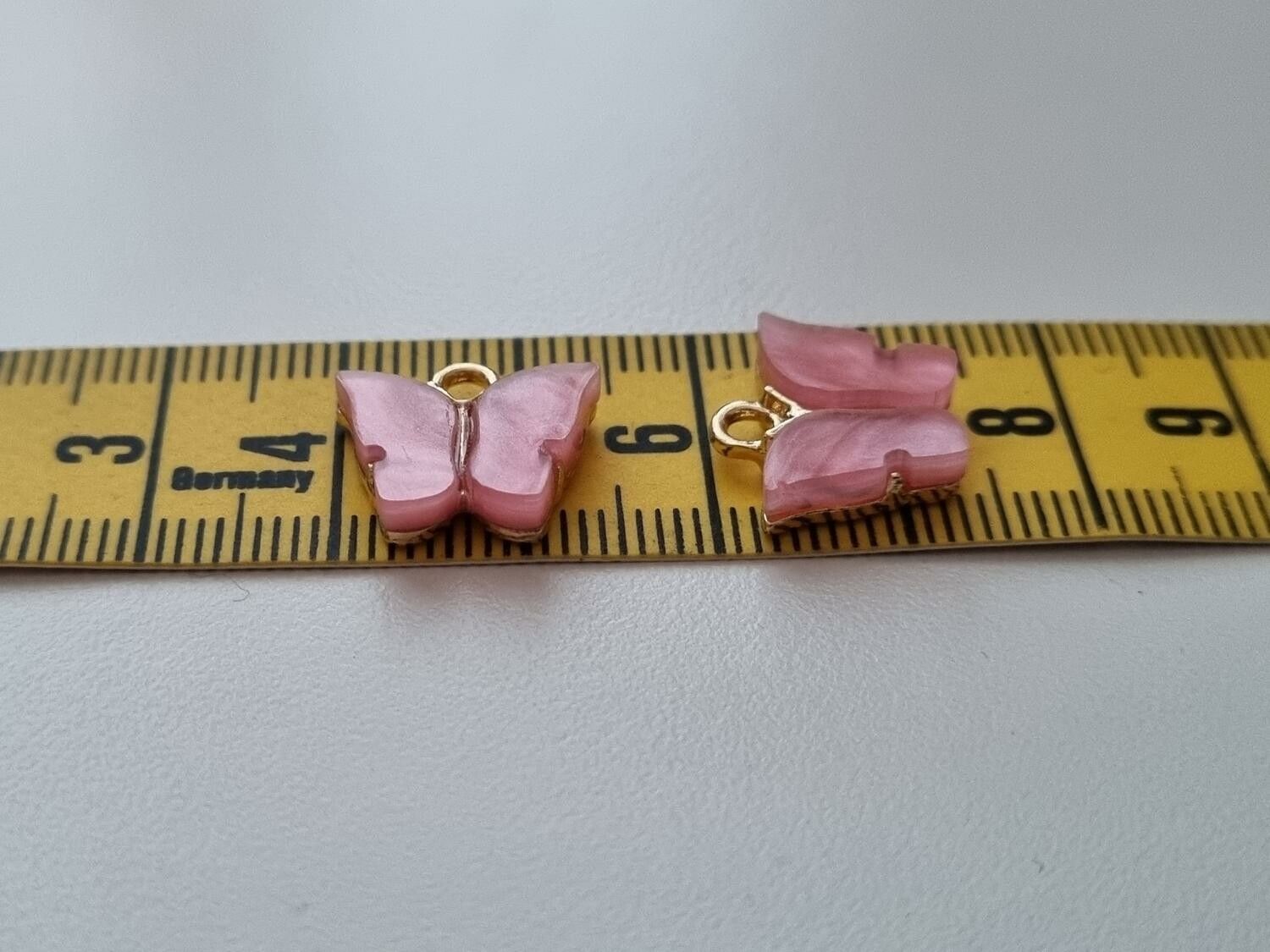 2 st fjärilar, fjärilsberlocker, charms berlock (Rosa emalj)