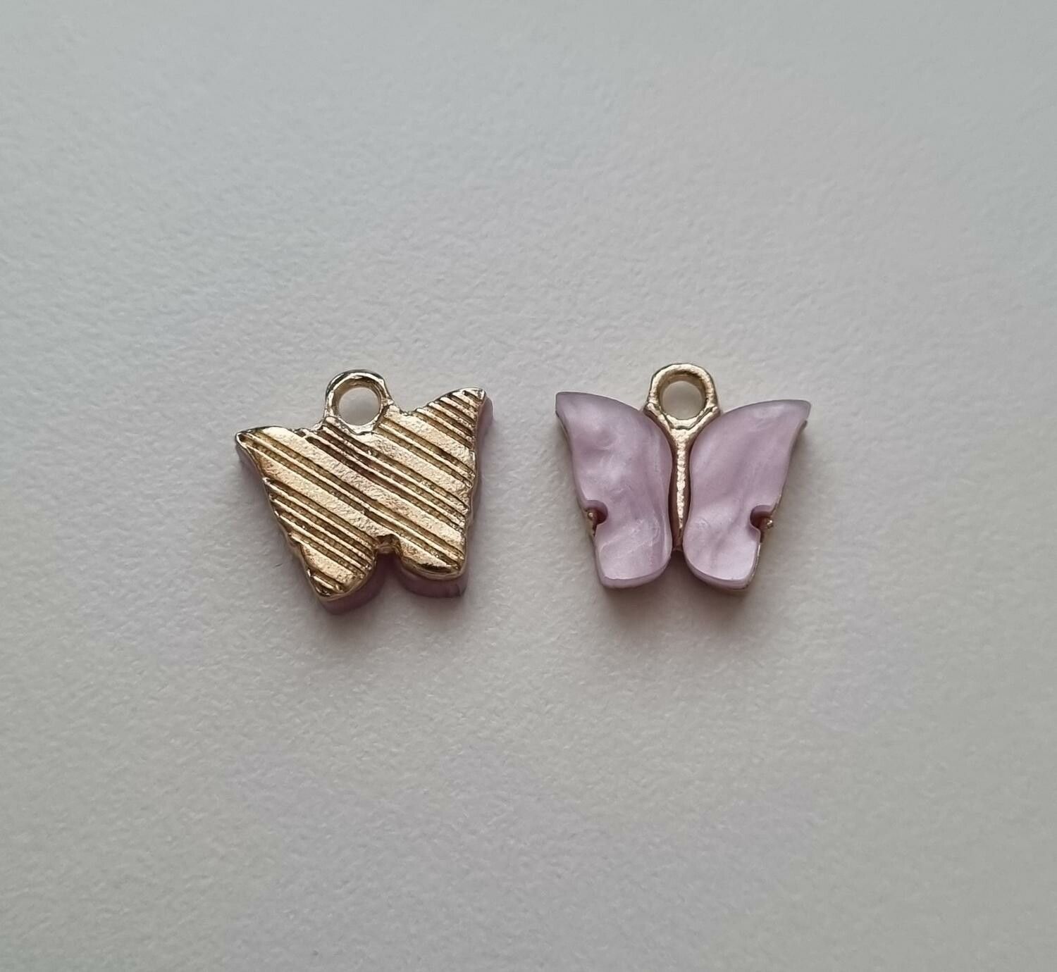 2 st fjärilar, fjärilsberlocker, charms berlock (Lila emalj)
