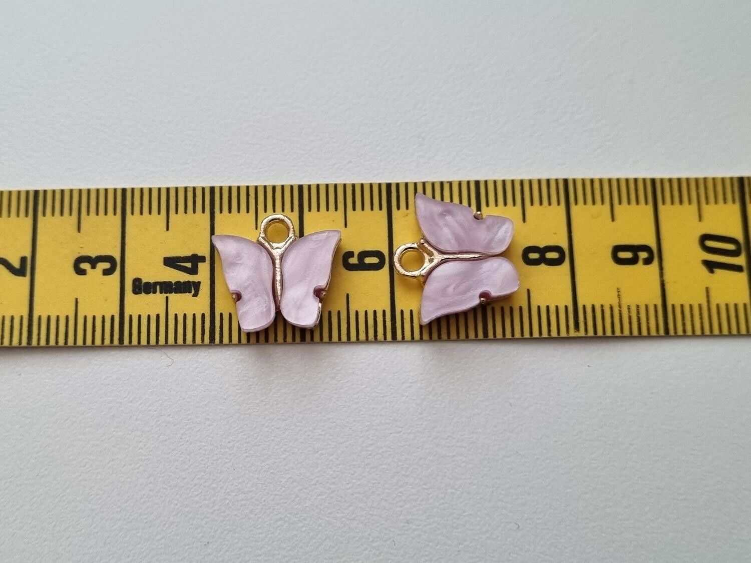 2 st fjärilar, fjärilsberlocker, charms berlock (Lila emalj)