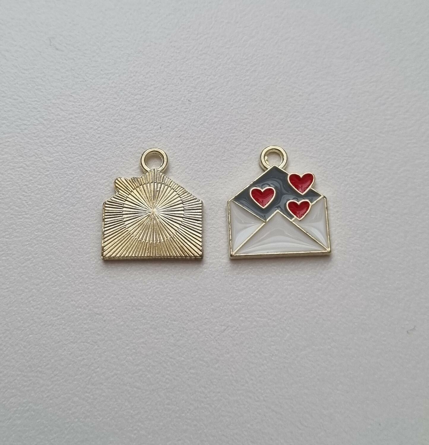 Brev med hjärtan, härligt fina berlocker / charms