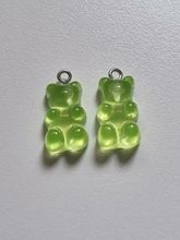 2 st gröna Gummibjörnar, miniatyrer berlocker charms