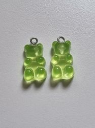 2 st gröna Gummibjörnar, miniatyrer berlocker charms
