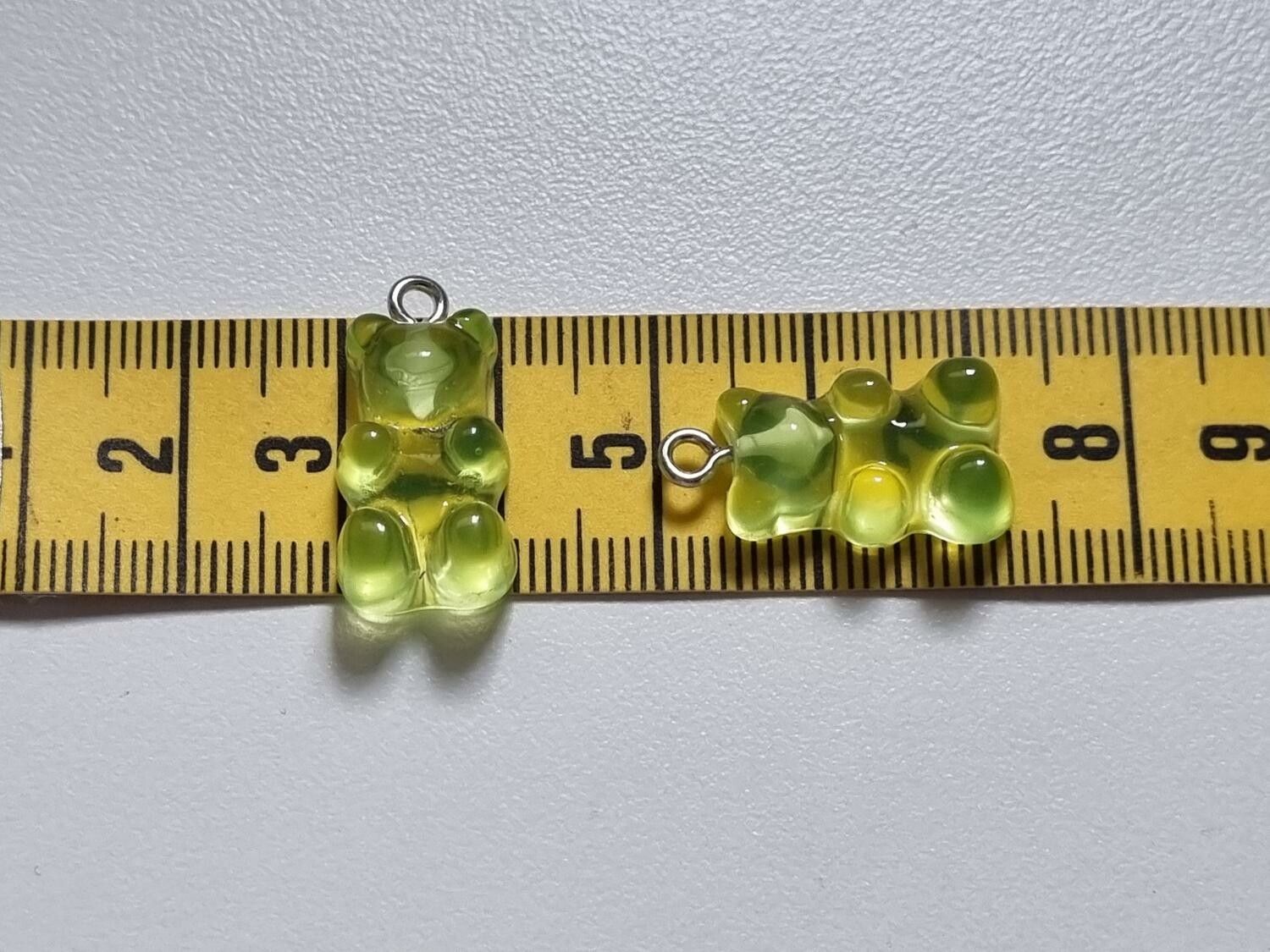2 st gröna Gummibjörnar, miniatyrer berlocker charms