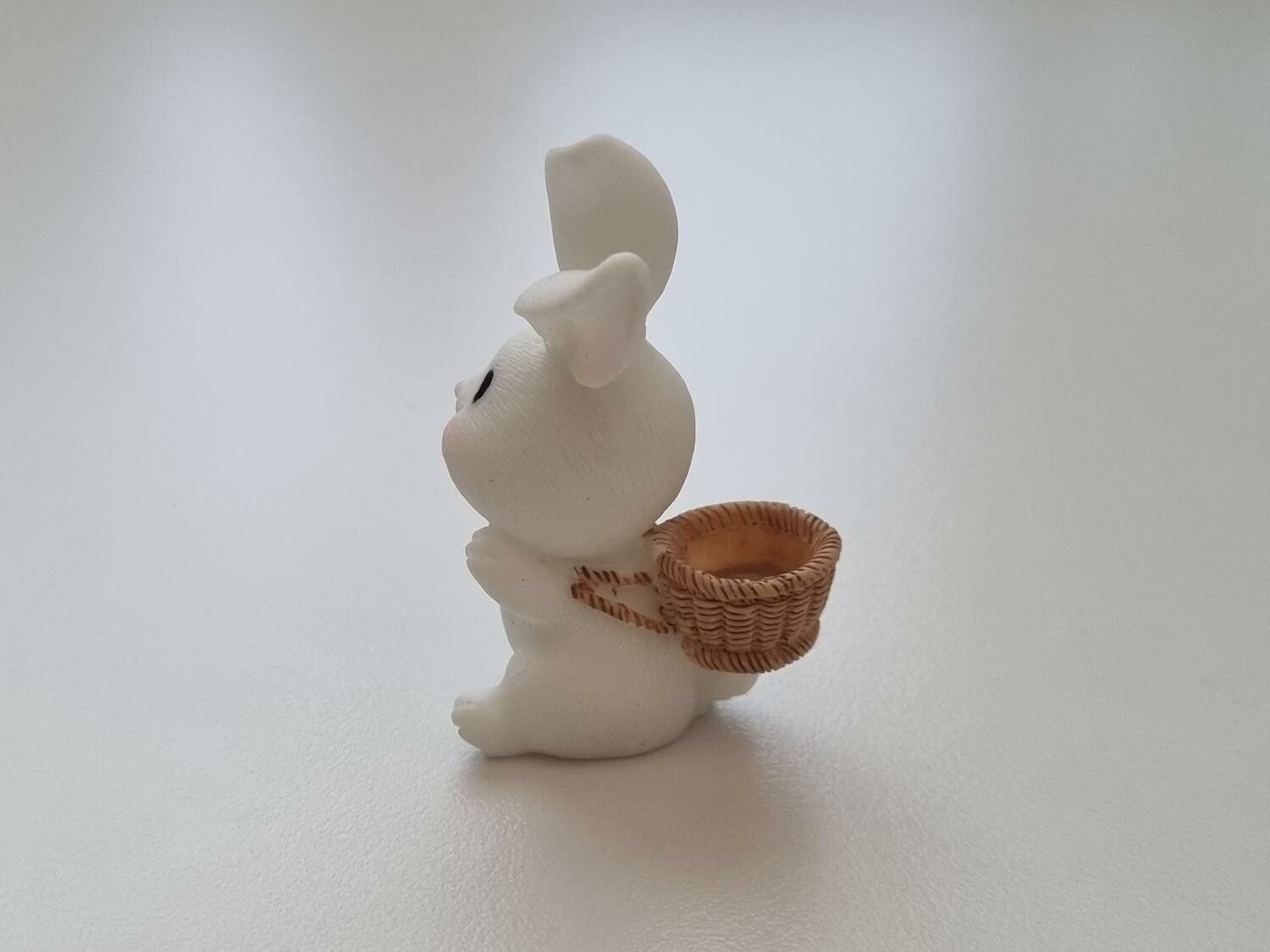Handmålad kanin med korg på ryggen, miniatyrer, figuriner (variant 4)