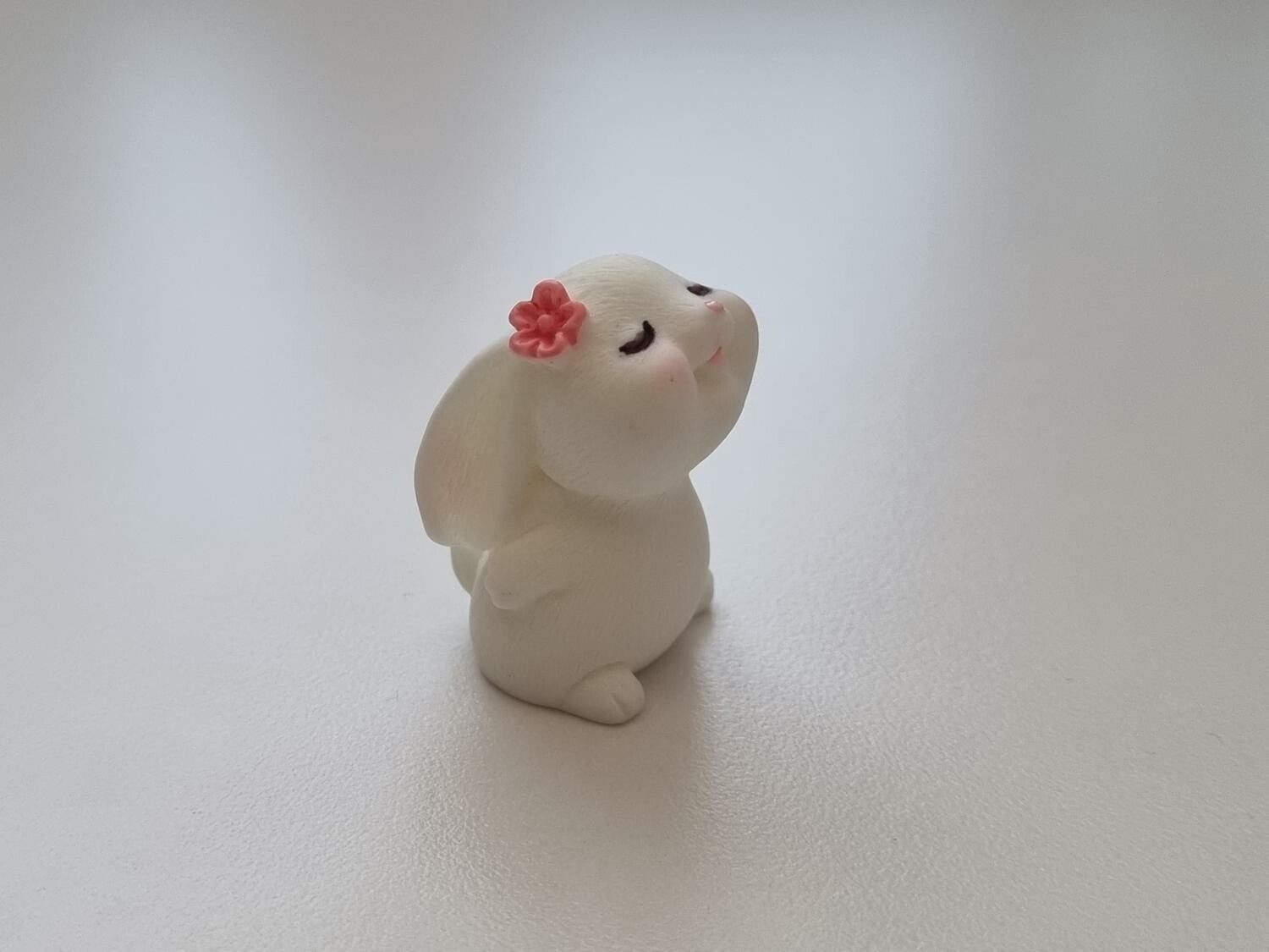 Handmålad kanin med blomma i håret, miniatyrer, figuriner (variant 2)