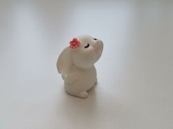 Handmålad kanin med blomma i håret, miniatyrer, figuriner (variant 2)