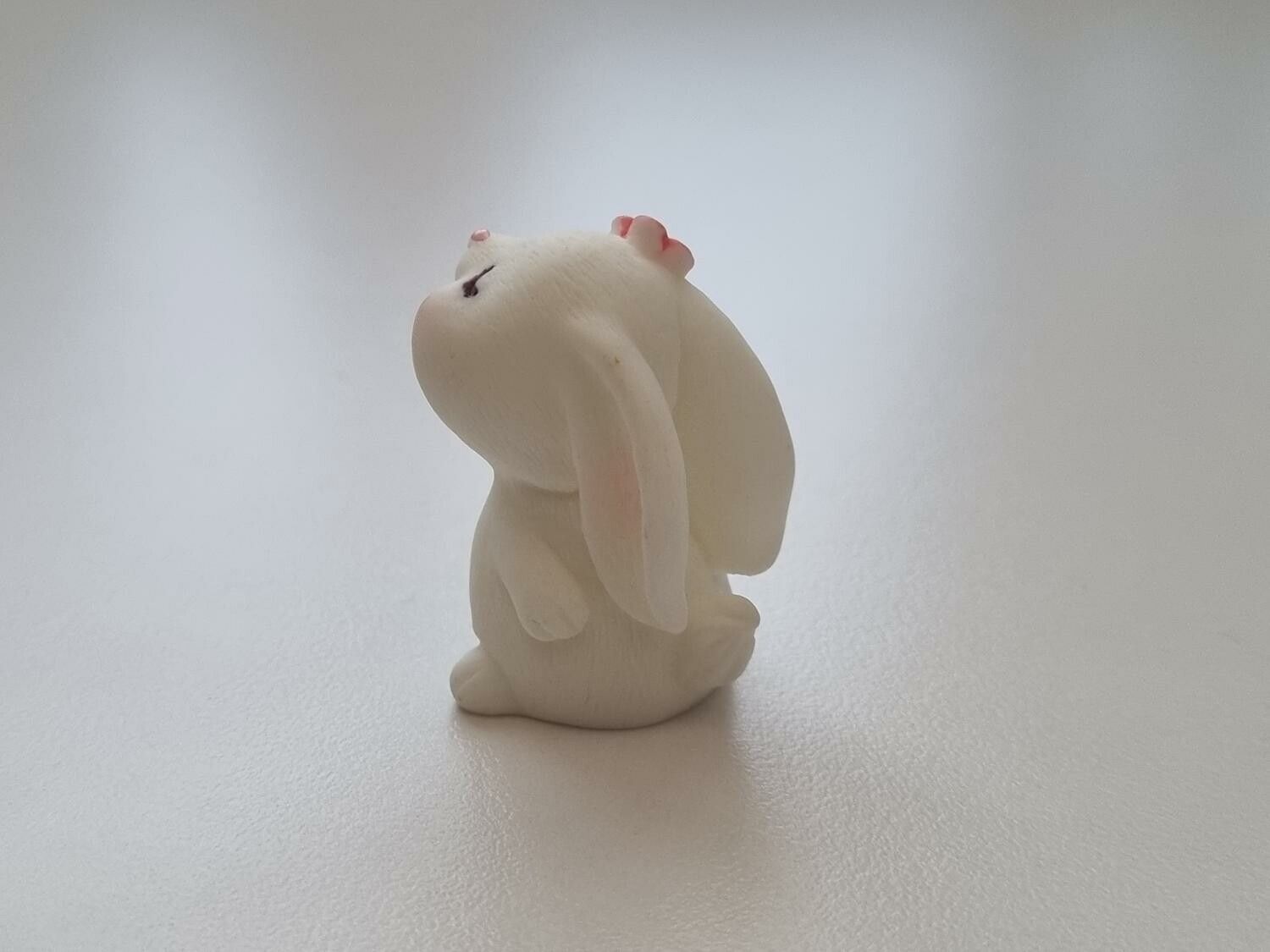 Handmålad kanin med blomma i håret, miniatyrer, figuriner (variant 2)