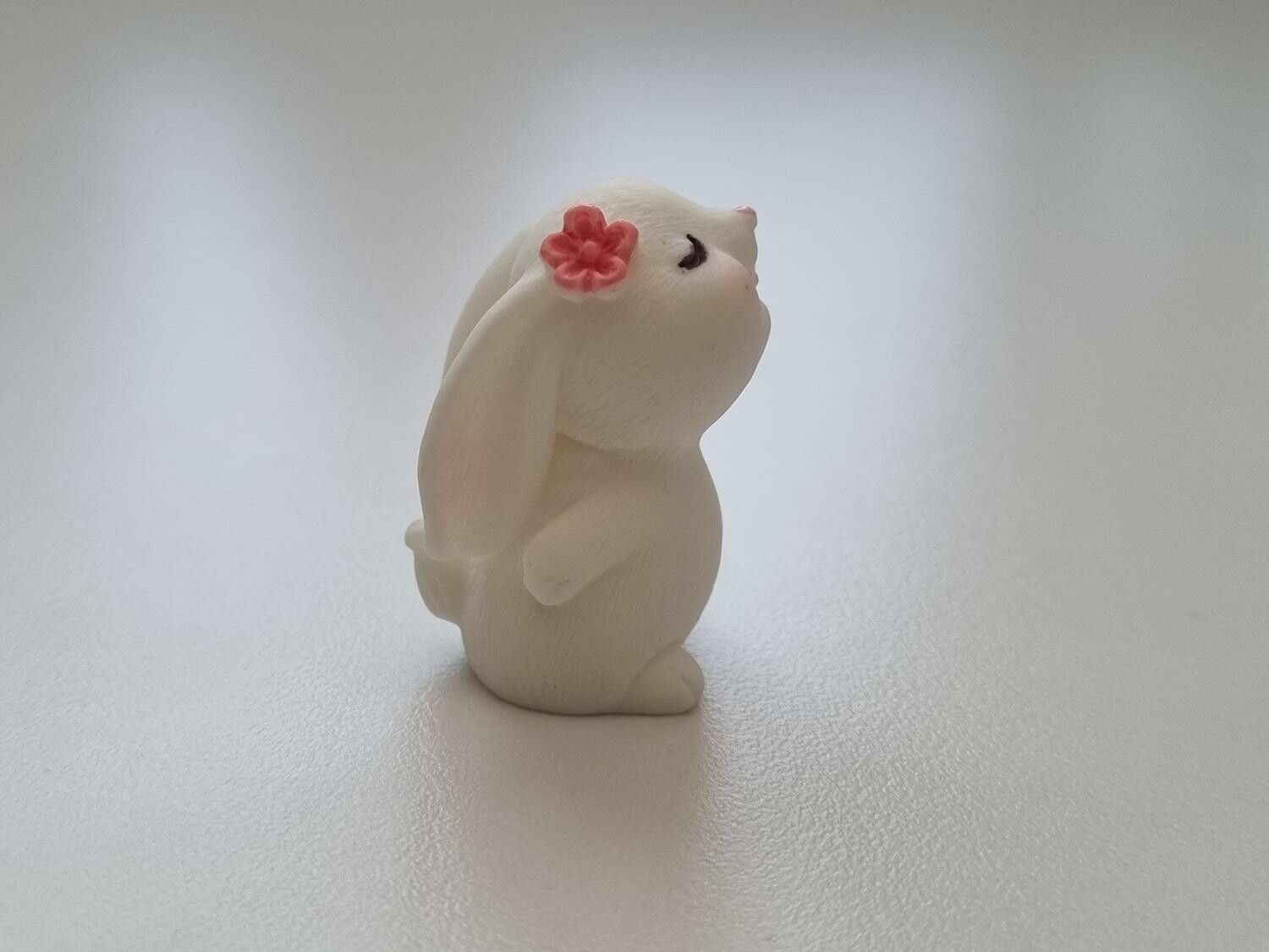 Handmålad kanin med blomma i håret, miniatyrer, figuriner (variant 2)