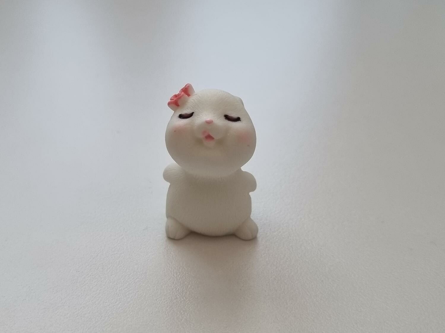 Handmålad kanin med blomma i håret, miniatyrer, figuriner (variant 2)