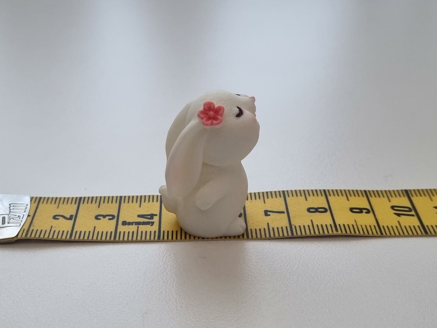 Handmålad kanin med blomma i håret, miniatyrer, figuriner (variant 2)