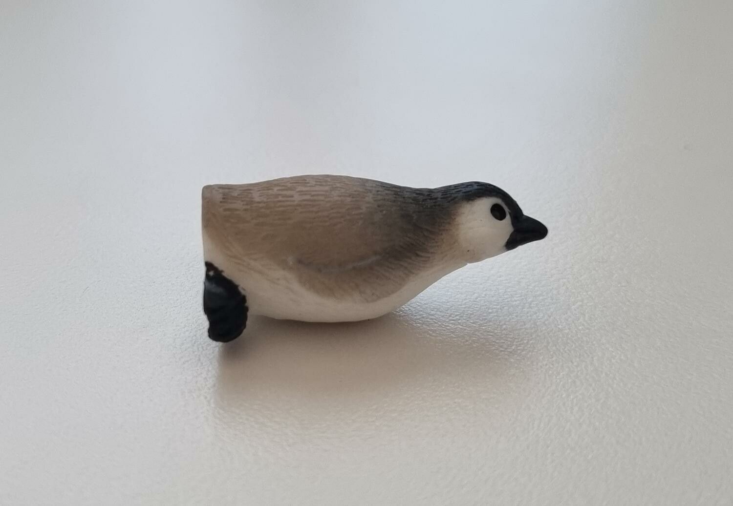 Handmålad liten pingvin, miniatyrer, figuriner (variant 2)