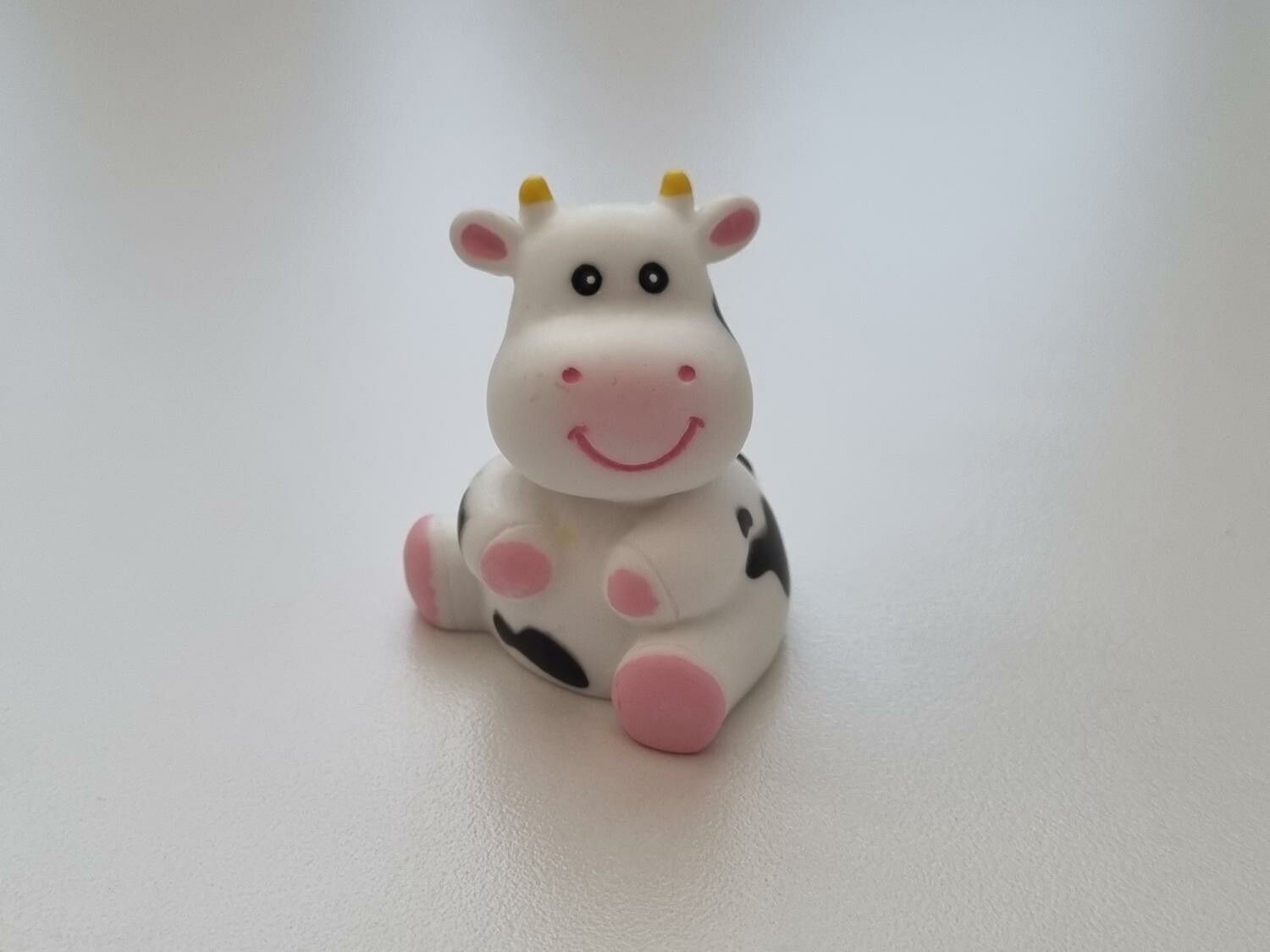 Glad liten handmålad ko / miniko / kossa, miniatyrer