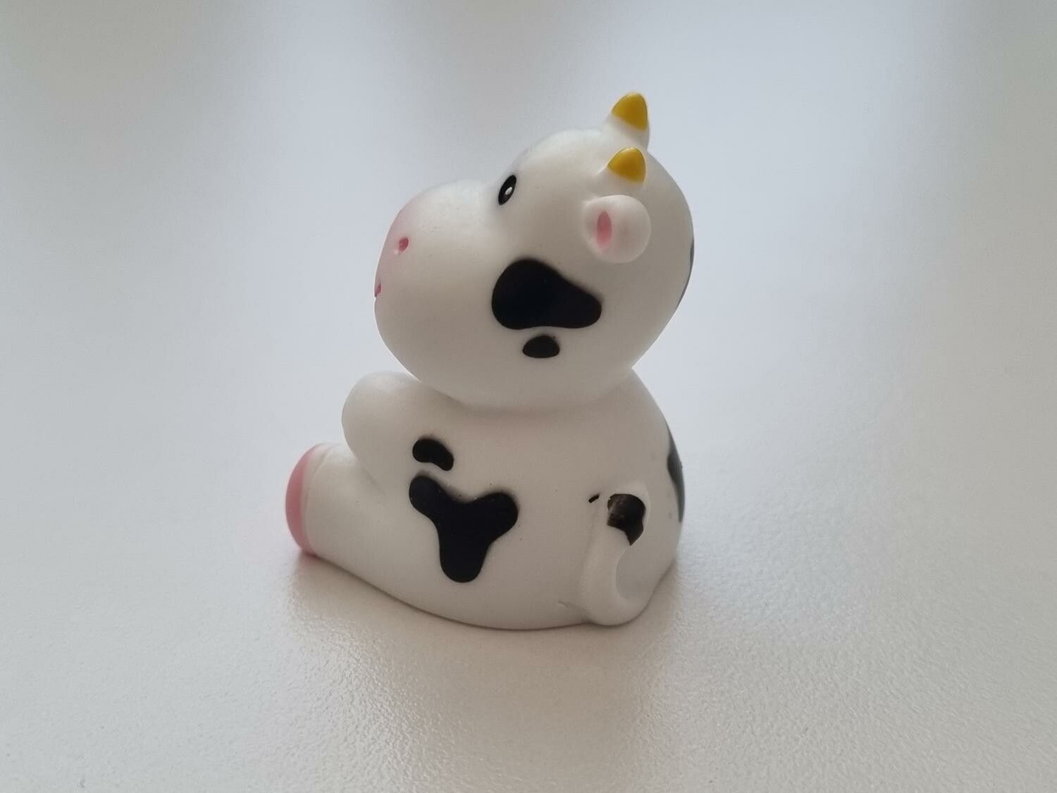 Glad liten handmålad ko / miniko / kossa, miniatyrer