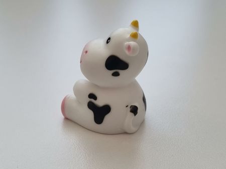 Glad liten handmålad ko / miniko / kossa, miniatyrer