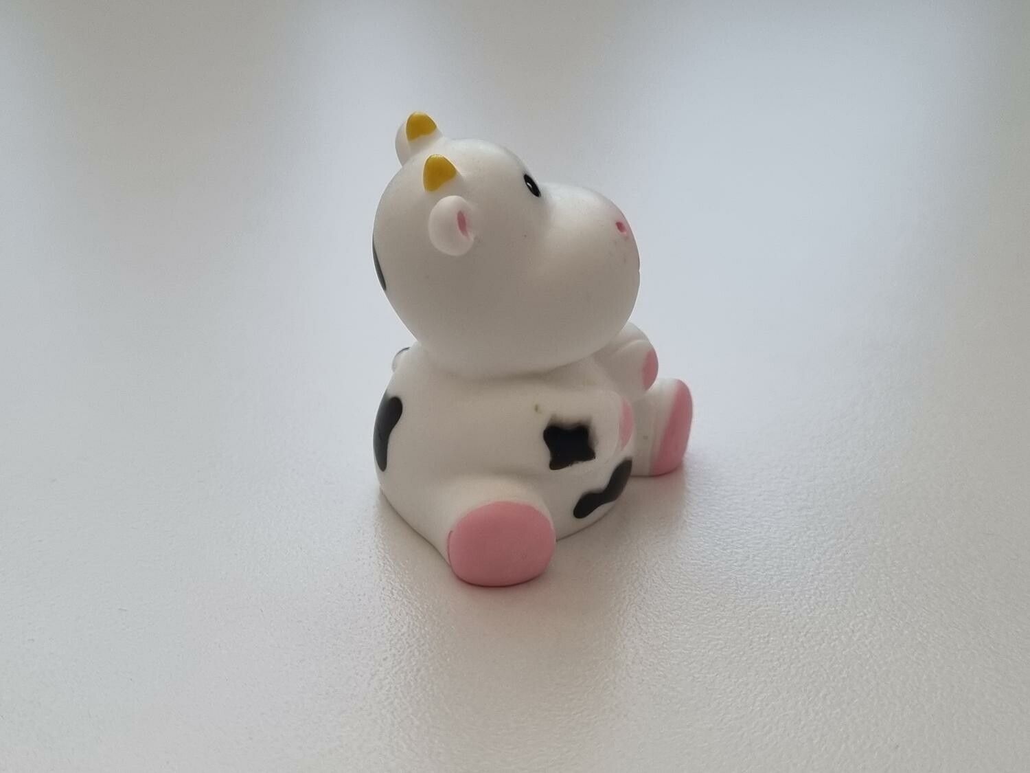 Glad liten handmålad ko / miniko / kossa, miniatyrer