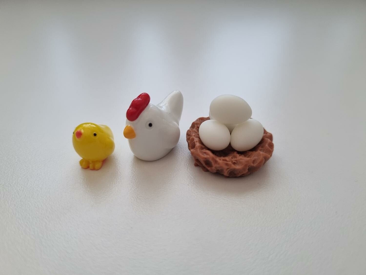 Miniatyrer - Kycklingfamilj. Höna, kyckling, näste och ägg (7 delar)