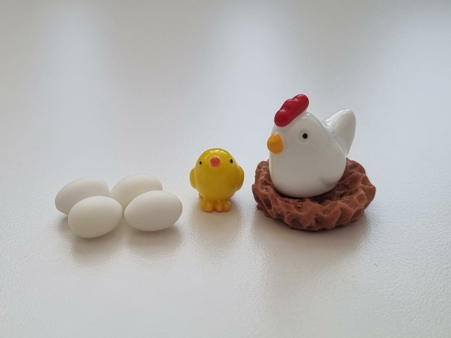 Miniatyrer - Kycklingfamilj. Höna, kyckling, näste och ägg (7 delar)