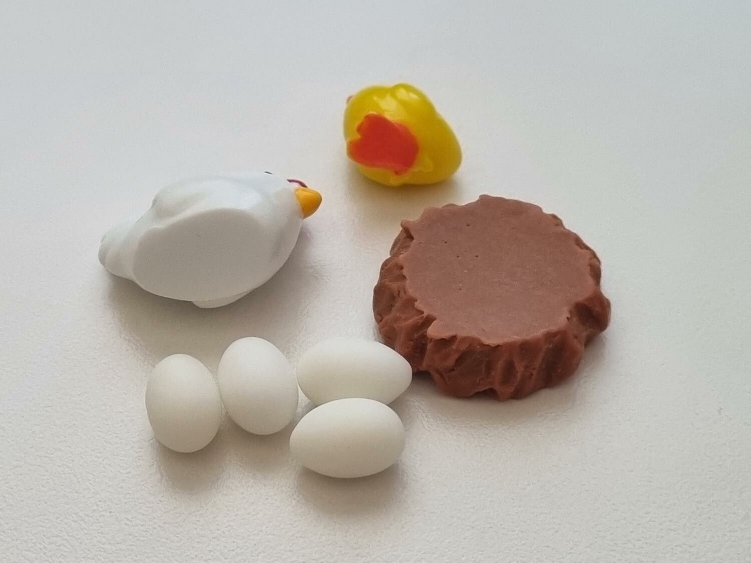 Miniatyrer - Kycklingfamilj. Höna, kyckling, näste och ägg (7 delar)