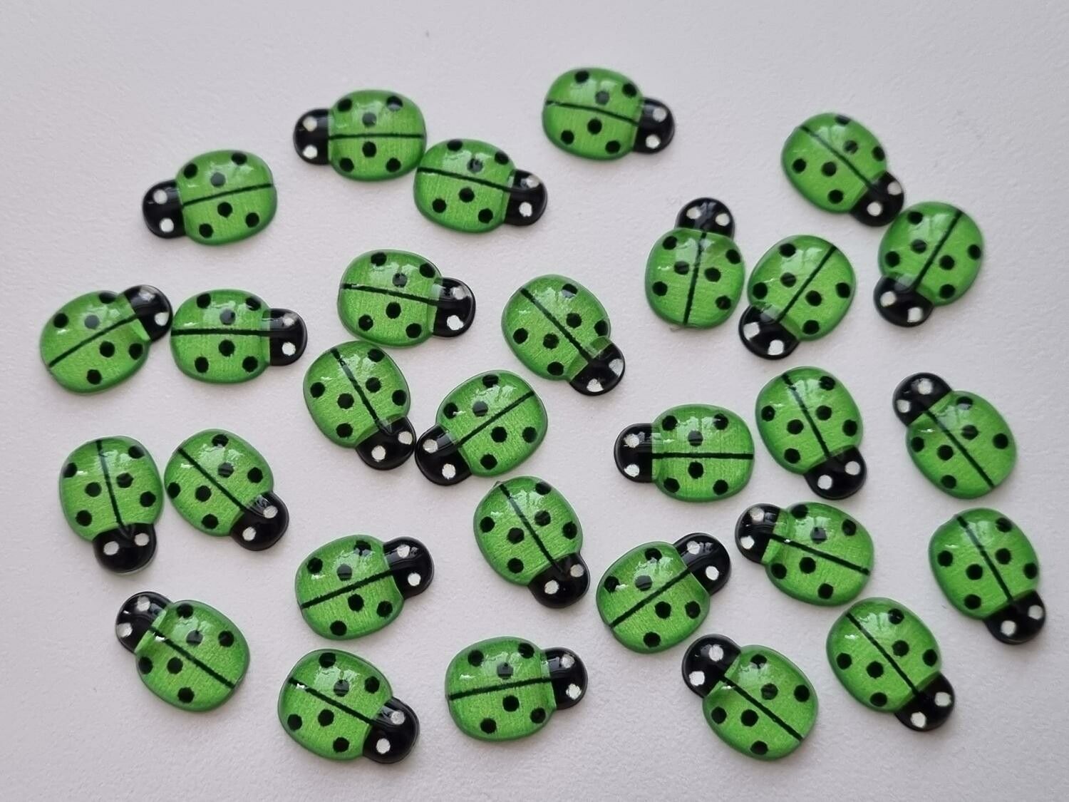 25 st nyckelpigor i resin, miniatyrer (gröna)